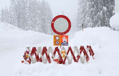 Snežni plaz v Avstriji pod seboj pokopal pet ljudi