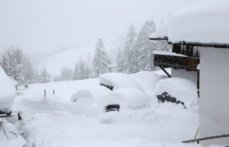Po Avstriji zapadlo tudi do 60 centimetrov novega snega, v globokem snegu umrl učitelj smučanja
