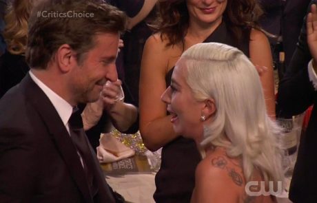 Topimo se ob tem posnetku: Lady Gaga in Bradley Cooper prvič v živo pred publiko zapela “Shallow”