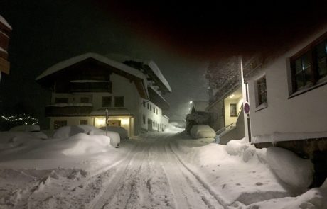 Z vzhoda Tirolske in delov avstrijske Koroške danes poročajo o močnem sneženju