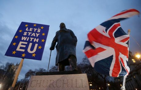 Britanski poslanci z veliko večino zavrnili dopolnilo o preložitvi brexita z namenom, da bi lahko pripravili drugi referendum o izstopu iz EU