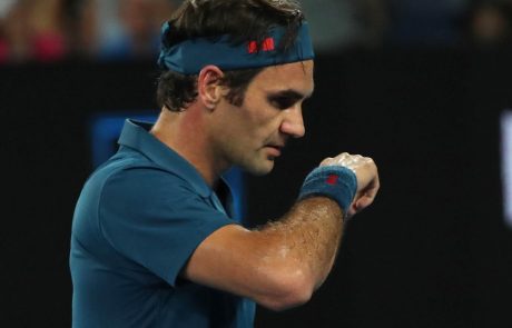 Senzacija v Melbournu: 20-letni Grk izločil velikega Federerja