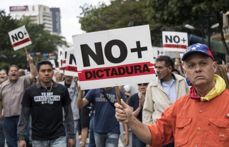 Opozicijski protestniki v Venezueli pozivajo vojsko, naj se odreče predsedniku Maduru in podpre njih ter dopusti humanitarno pomoč v obubožano državo