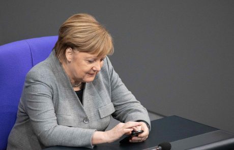 Se je Angela Merkel s tem izognila neprijetnemu tresenju?