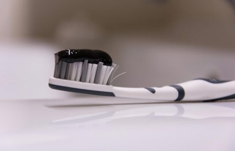 Črna zobna pasta z aktivnim ogljem nam lahko bolj škodi kot koristi