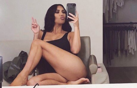 Topimo se ob novih fotografijah: Hčerki Kim Kardashian sta njeni mini kopiji