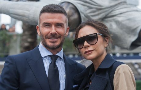 Presenečena in srečna: Družina Beckham bo spet zibala