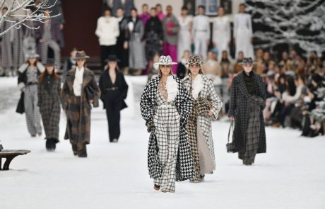 S tako modno revijo njegove zadnje kolekcije so se Karlu Lagerfeldu poklonili pri Chanelu (foto)