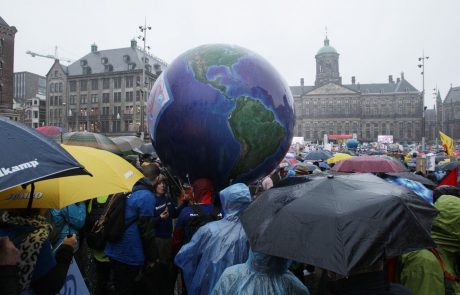 V Amsterdamu več tisoč ljudi na podnebnem shodu