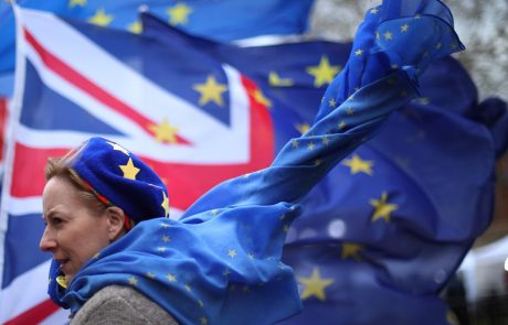 Evropski parlament na zgodovinskem glasovanju potrdil sporazum o brexitu: “Ne bomo daleč. Naj živi Evropa”