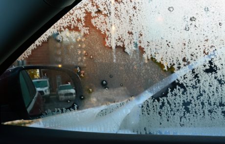 Policisti v času nizkih temperatur opozarjajo voznike, da očistijo zaledenela stekla na svojem avtomobilu!
