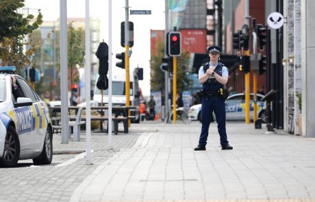 V terorističnem napadu na Novi Zelandiji ranjenih šest ljudi: “To, kar se je danes zgodilo, je odvratno, sovražno in narobe”