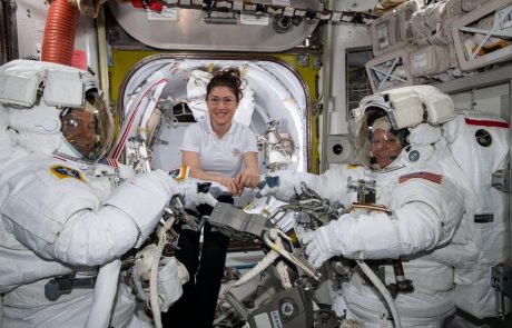 Nasini astronavtki sta danes kot prvi opravili izključno ženski sprehod po vesolju