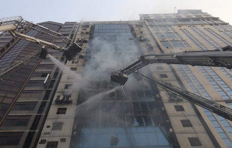 V požaru v bangladeški stolpnici umrlo več ljudi, žrtve še iščejo