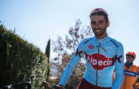 Španec Navarro po padcu v 4. etapi Gira utrpel težje poškodbe, zlom ključnice, treh reber in predrta pljuča
