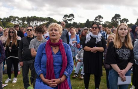 V Christchurchu na žalni slovesnosti za žrtve napada več kot 20.000 ljudi