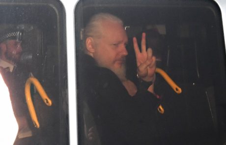 Velika Britanija bo Assangea izročila ZDA, kjer ga čaka doživljenjski zapor
