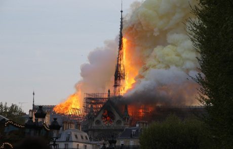 Zagorelo v pariški katedrali Notre Dame, v požaru se je zrušil zvonik (video)