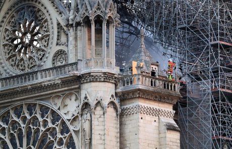 Iz katedrale Notre-Dame so začeli umikati preostale umetnine