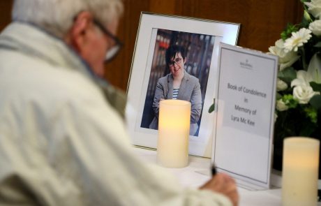 Zaradi smrti novinarke na Severnem Irskem aretirali najstnika