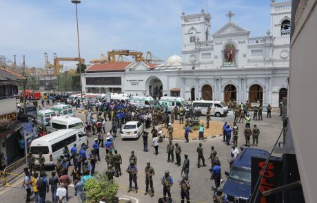 Šrilanka na velikonočno nedeljo prizorišče več terorističnih napadov z najmanj 207 smrtnimi žrtvami