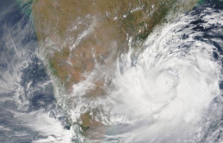 Uničujoč ciklon Fani dosegel vzhodno obalo Indije