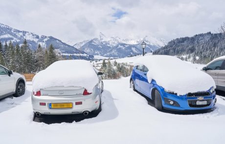 Zaradi močnega sneženja deli Avstrije ostali brez elektrike, nemalo težav tudi v prometu