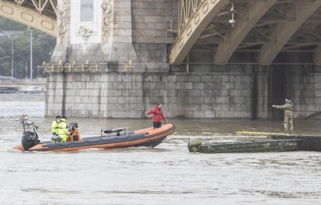 Po nesreči v Budimpešti iz Donave začeli dvigovati ladjo, 8 ljudi še vedno pogrešajo