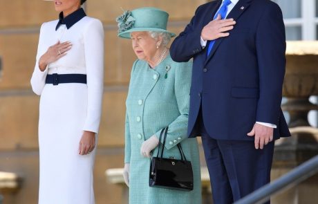 Britanska kraljica Trumpa in Melanio sprejela v Buckinghamski palači