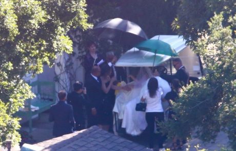 Priljubljen igralec pred oltar pospremil hčerko, ki se je poročila z njegovim 32 let mlajšim kolegom