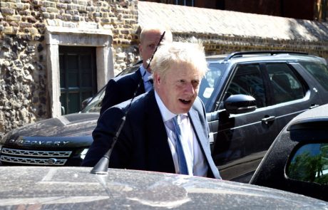 Johnson uporniškim poslancem grozi z izključitvijo, če bodo proti brexitu brez dogovora