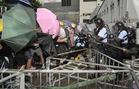 Kljub nalivom v Hongkongu več deset tisoč protestnikov
