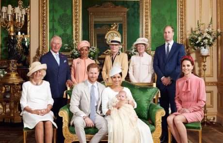 Kako se je na uradni fotografiji s krsta malega Archieja znašlo nekdanje dekle princa Charlesa?