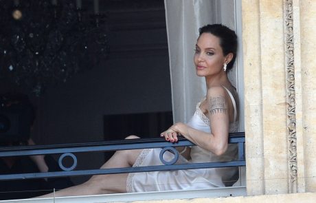 Angelina Jolie je za britanski Vogue, katerega marčevsko naslovnico krasi, razkrila, kaj vse se skriva v njeni torbici