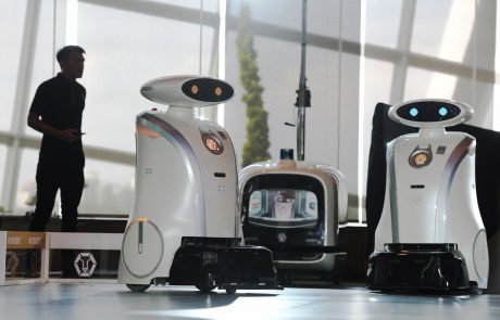 Pridni in zabavni roboti v azijski državici kradejo delovna mesta človeškemu čistilnemu osebju