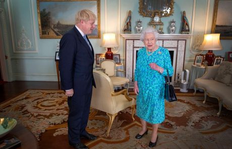 Johnson želi razpustiti parlament, da bi lahko izpeljal brexit brez dogovora, pri tem pa potrebuje pomoč kraljice