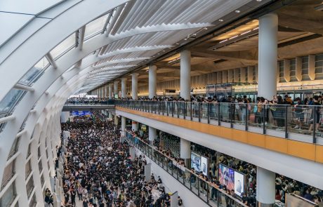 Hongkonško mednarodno letališče po protestih znova obratuje