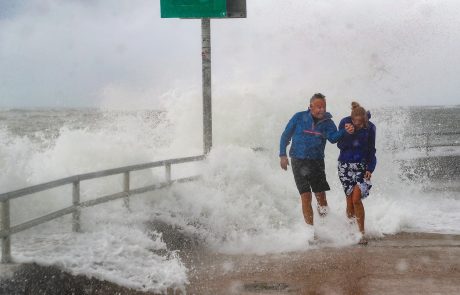 Orkan Sally na jugu ZDA povzročil poplave, brez elektrike pol milijona ljudi