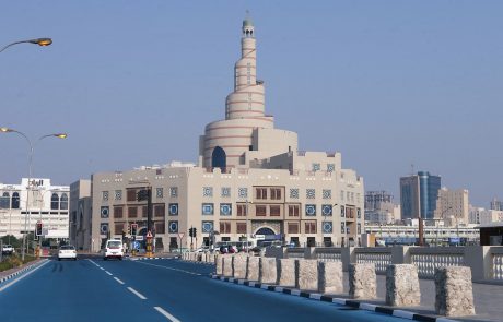 Ali veste, zakaj so ceste v Katarju modre?