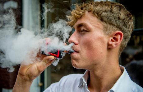Da bi zaščitili kadilce, bodo prepovedali skoraj vse okuse e-cigaret