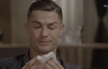 Odraščal z nasilnežem in prosjačil za hrano: Ronaldo je kot deček čistil ulice, posnetek obkrožil svet