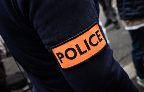 Moški v Franciji do smrti zabodel uslužbenko policije