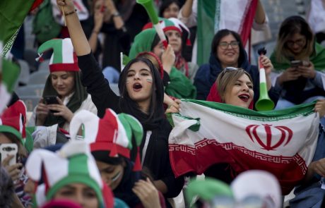Zgodovinski korak za ženske: Iranke so lahko prvič v 40 letih kot navijačice legalno odšle na nogometno tekmo