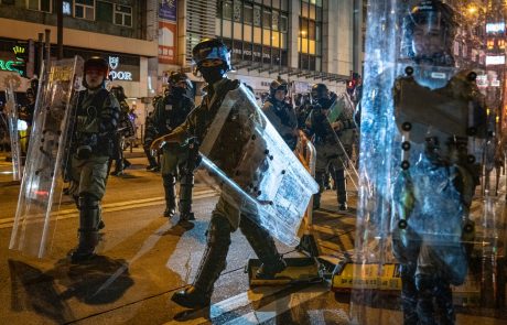 Policija v Hongkongu s solzivcem in vodnimi topovi nad protestnike