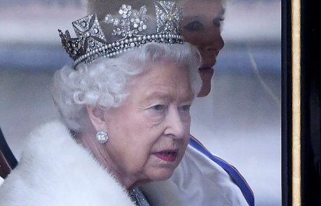 Svet v šoku: Kraljico Elizabeto vrgli s prestola