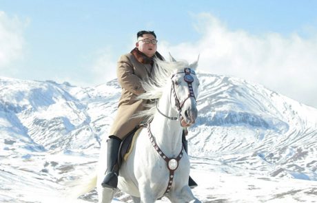 V javnost prišle nove fotografije severnokorejskega voditelja na konju: “Gre za fotografije, ki bi jim lahko sledilo pomembno politično sporočilo”