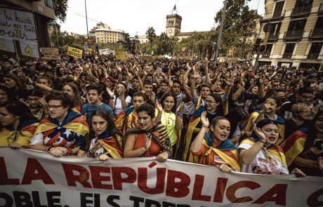 V nasilju na protestih v Kataloniji ranjenih 182 ljudi