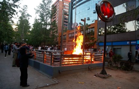 Število smrtnih žrtev protivladnih protestov v Čilu se povečuje