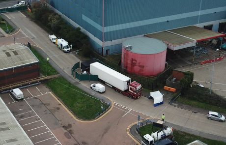 Britanska policija identificirala vseh 39 žrtev iz tovornjaka in že obvestila njihove družine