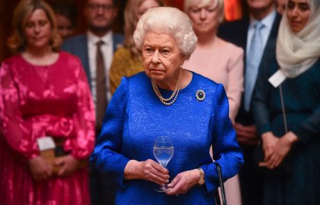 Kraljica Elizabeta II. spet na nogah, a se bo morala odpovedati alkoholu